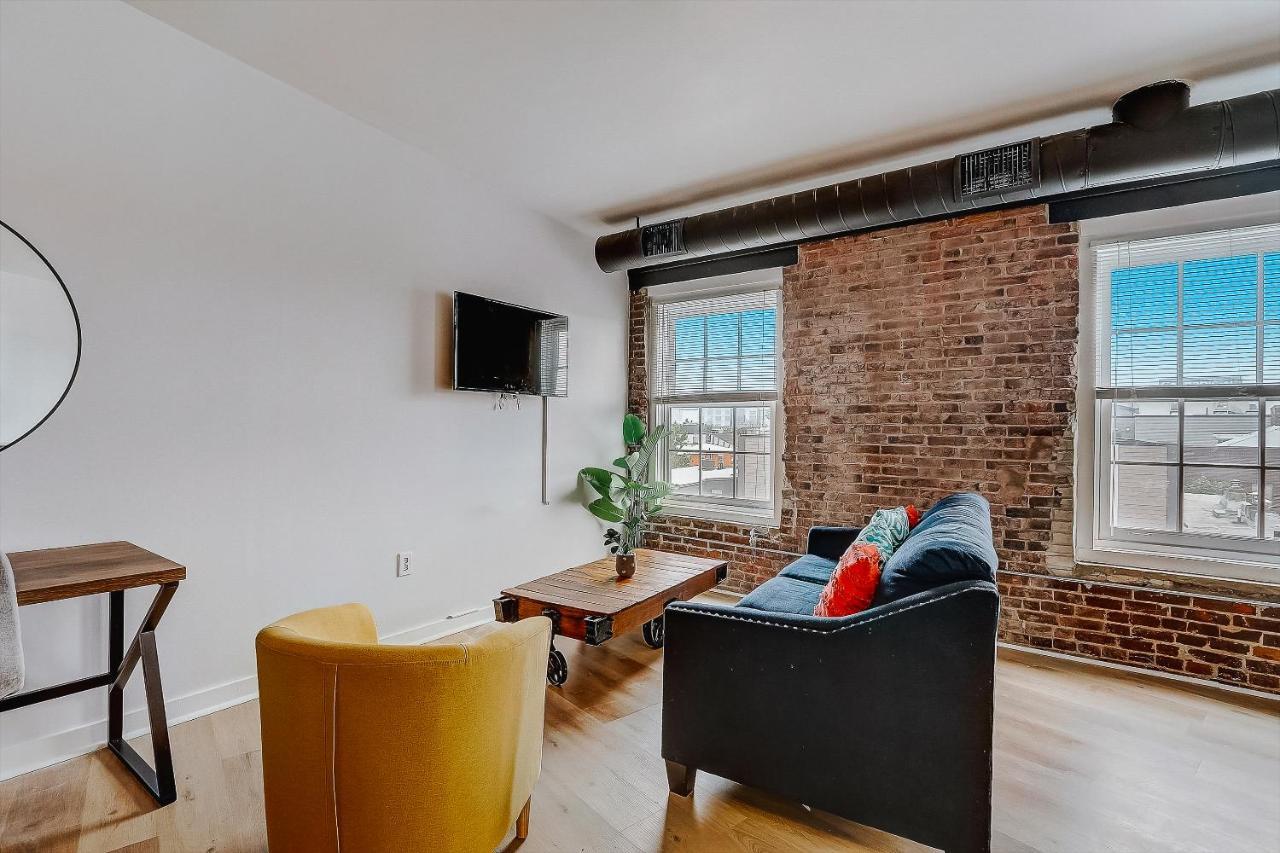 Frontdesk I Carriage Wheel Lofts Apts Philadelphia Lägenhet Rum bild